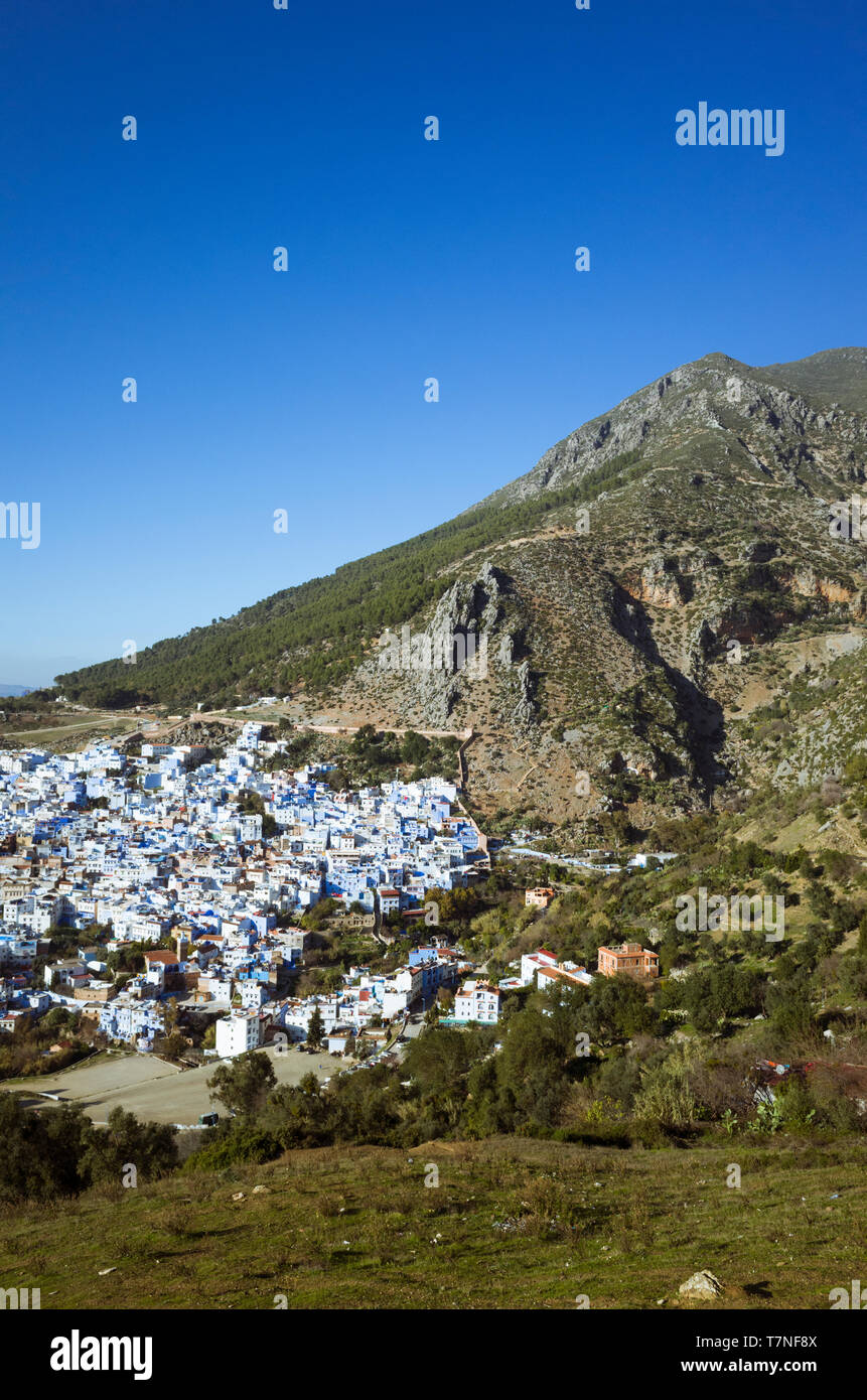 Chefchaouen, Maroc : vue générale de la médina, vieille ville bien connue pour son architecture bleu-lavés. Banque D'Images