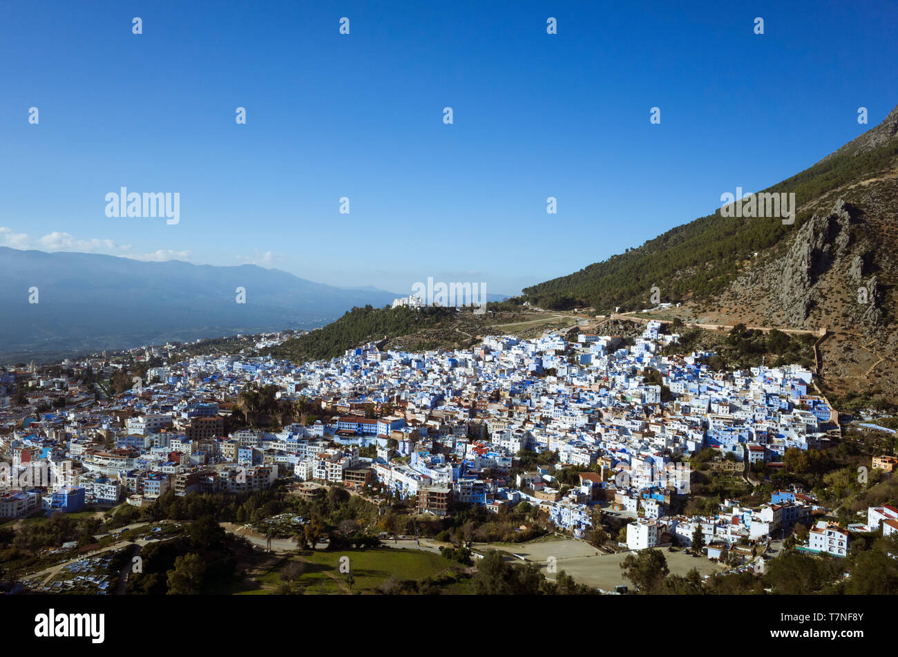 Chefchaouen, Maroc : vue générale de la médina, vieille ville bien connue pour son architecture bleu-lavés. Banque D'Images