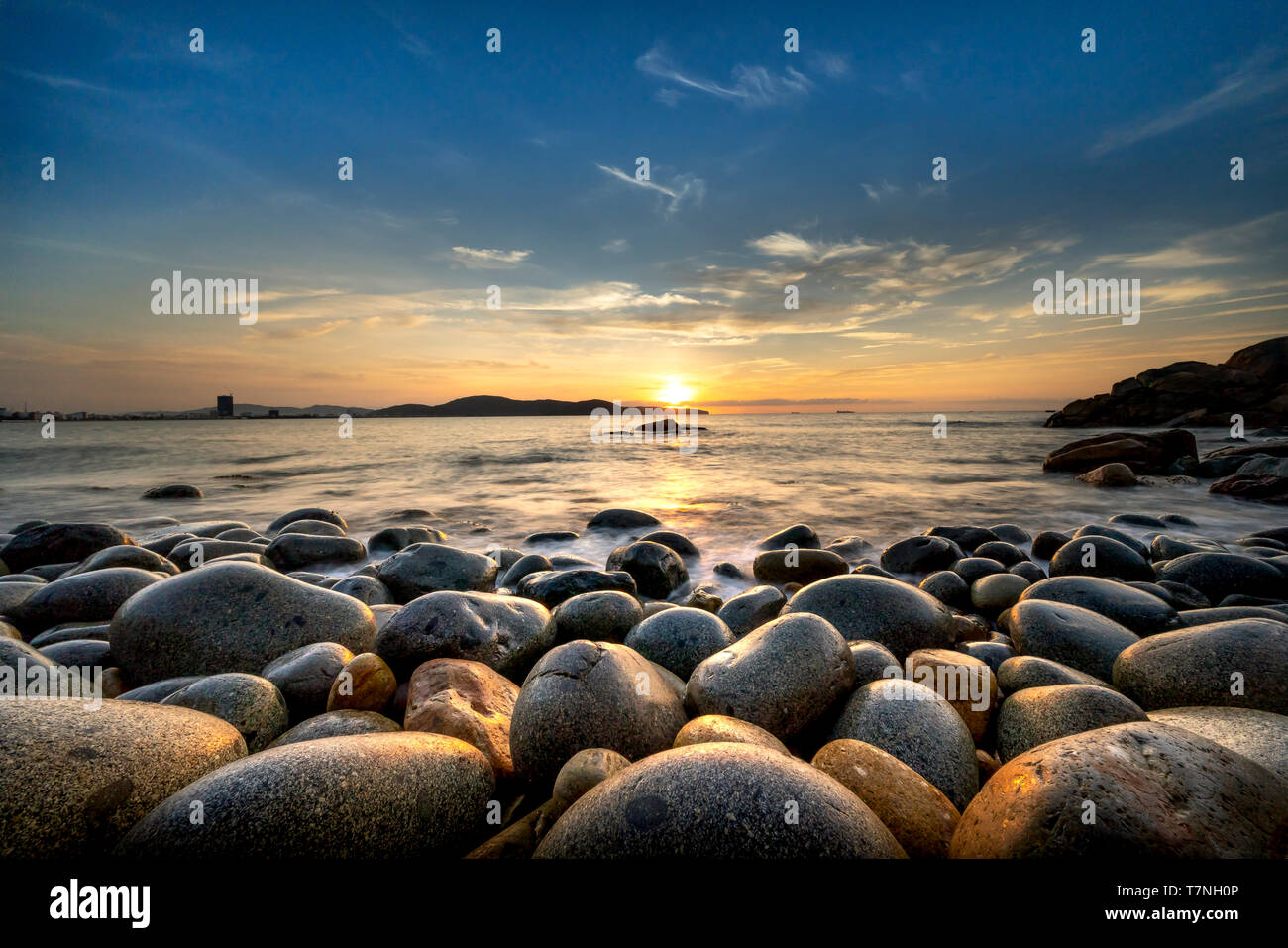 Plage en pierre d'oeufs à Quy Nhon. Exposition longue durée de mer et pierres, beau lever de soleil à Quy Nhon, Vietnam Banque D'Images