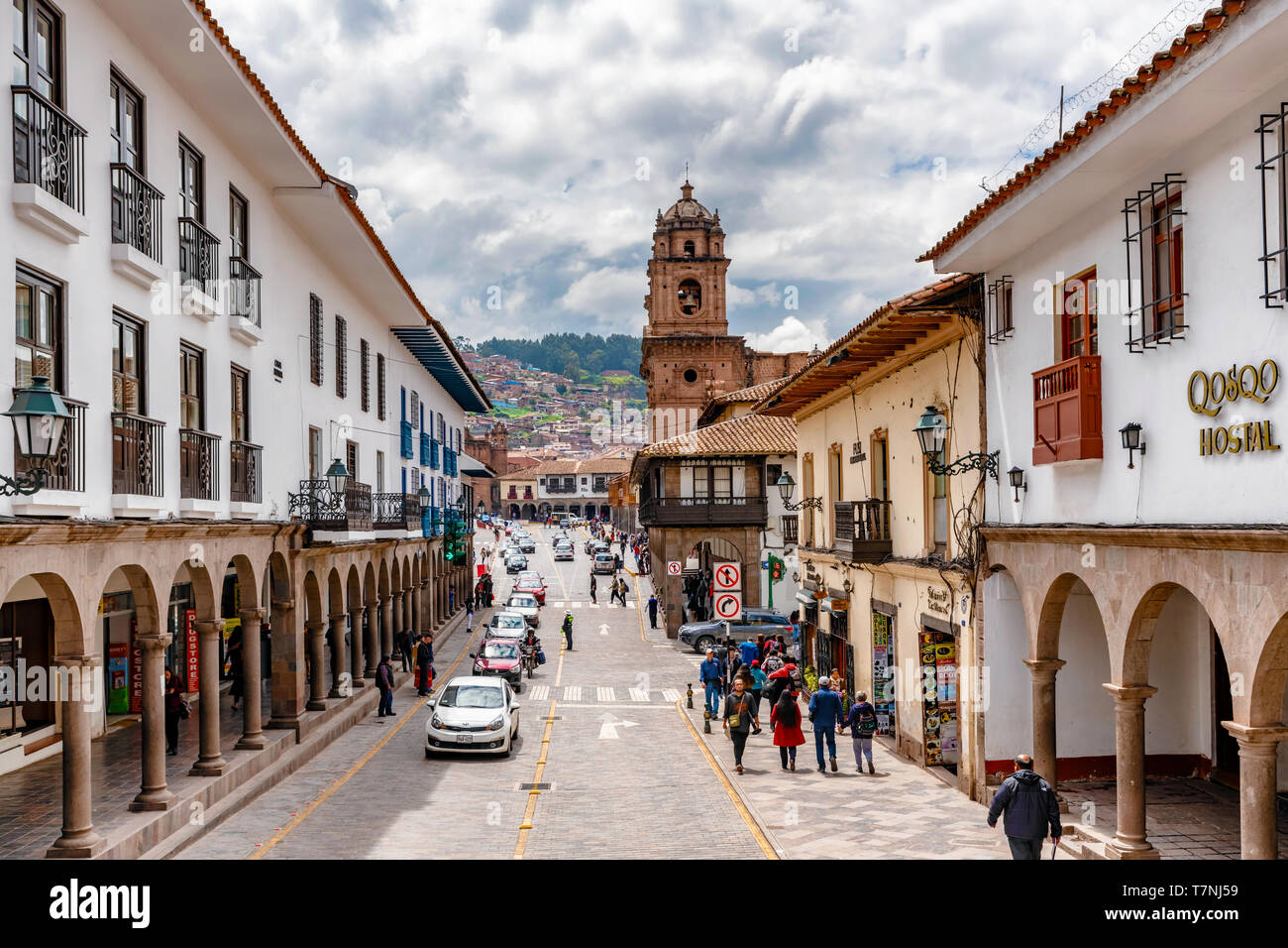 Cusco, Pérou - 3 Avril, 2019 : vue sur la circulation dans la rue avec de vieux bâtiments coloniaux et la Plaza de Armas avec une église à l'arrière-plan dans Cusco Banque D'Images