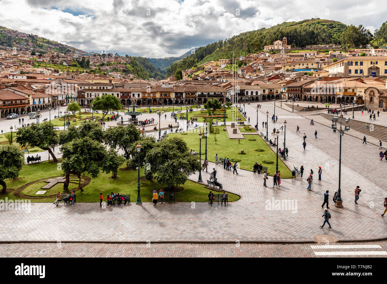 Cusco, Pérou - 3 Avril, 2019 : vue aérienne à la Plaza de Armas et les collines environnantes autour de ville de Cusco au Pérou, comme vu de la tour à Temple Banque D'Images