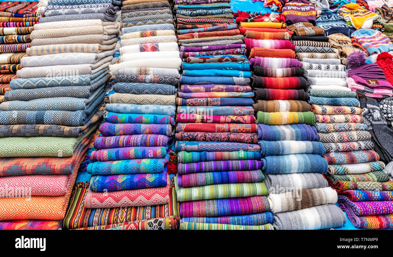 Vêtements traditionnelle péruvienne, l'artisanat textile et tricots  produits à base d'Alpaga laine en vente sur la rue de la petite ville de  Chinchero dans Urubamba P Photo Stock - Alamy