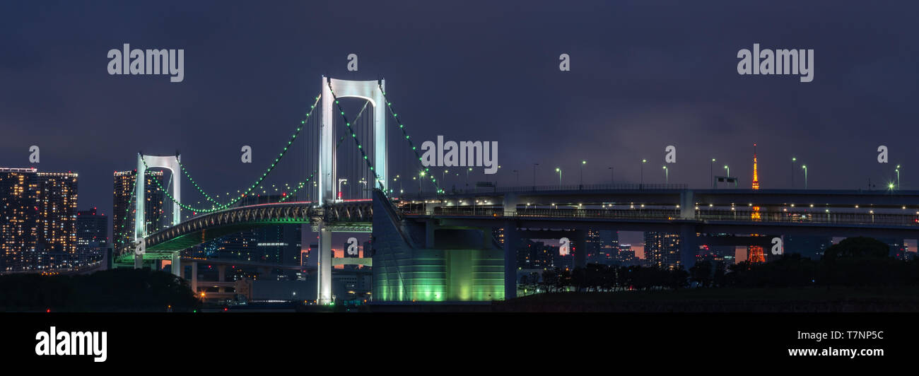 Belle vue de la nuit de Odaiba, Tokyo Tower et Rainbow Bridge à Tokyo, Japon Banque D'Images