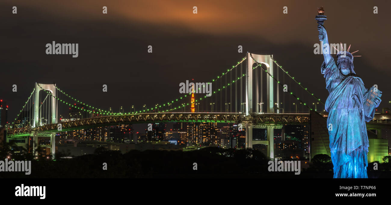 Statue de la liberté située à Odaiba, depuis 2000. Elle est destinée à montrer la plus forte relation entre le Japon et la France. Belle nuit vue d'Odaiba Banque D'Images