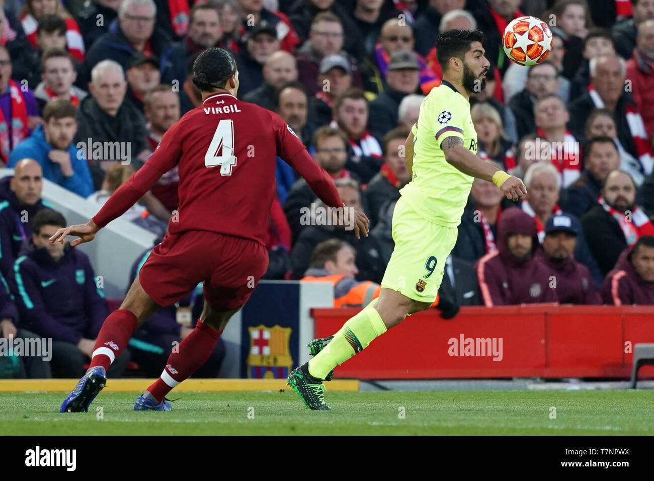 Barcelone, Luis Suarez de Liverpool sous la pression de Virgil van Dijk 7e mail 2019 , Stade d'Anfield, Liverpool, Angleterre ; demi-finale de la Ligue des Champions, match retour, Liverpool FC vs FC Barcelone Crédit : Terry Donnelly/News Images Banque D'Images