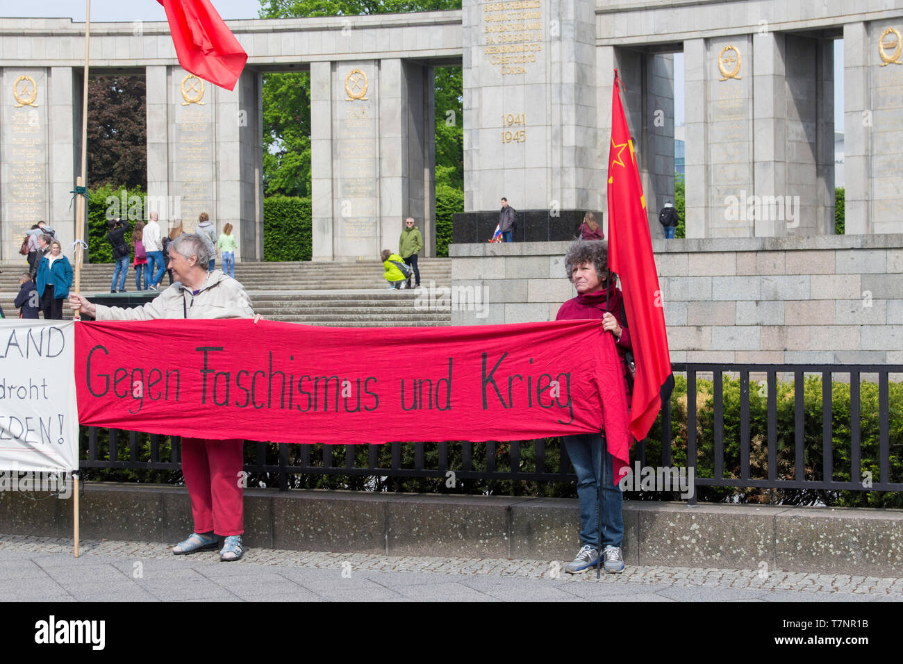 Manifestant pacifique au 1er mai à Berlin Banque D'Images