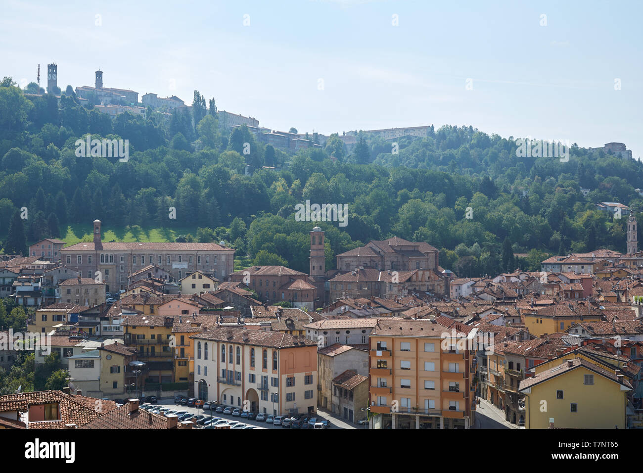 Ville haute et basse de Mondovi en été dans le Piémont, Italie Banque D'Images