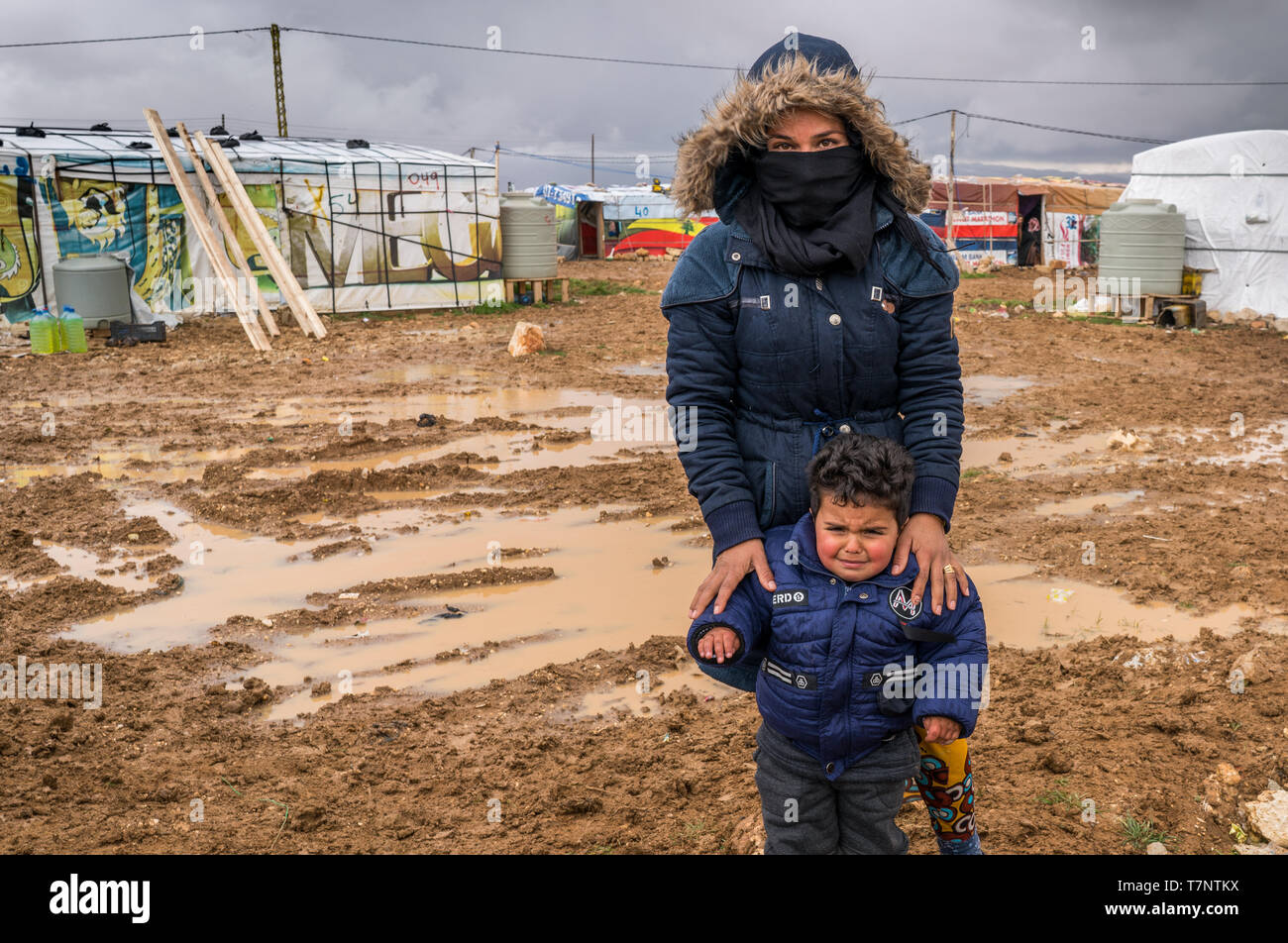 Vallée de la Bekaa, au Liban. Réfugiés syriens au camp de réfugiés dans un cadre informel, boueux et froid humide i Février 2019 Banque D'Images
