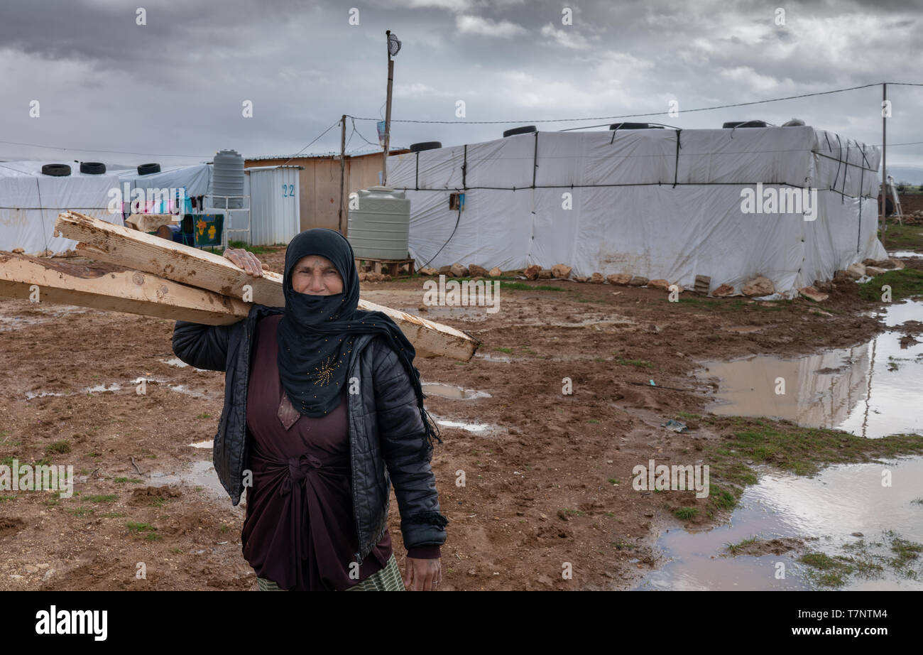 Vallée de la Bekaa, au Liban. Femme de réfugiés syriens dans une camp de réfugiés dans le froid, la boue et les conditions humides i Février 2019 Banque D'Images