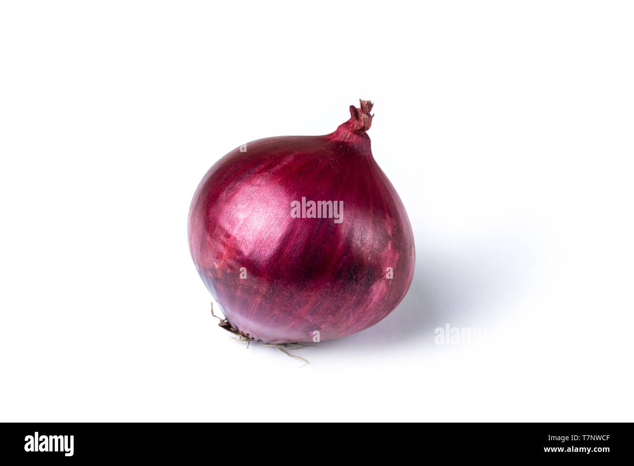 Oignons rouges isolé sur fond blanc et d'ombre Banque D'Images