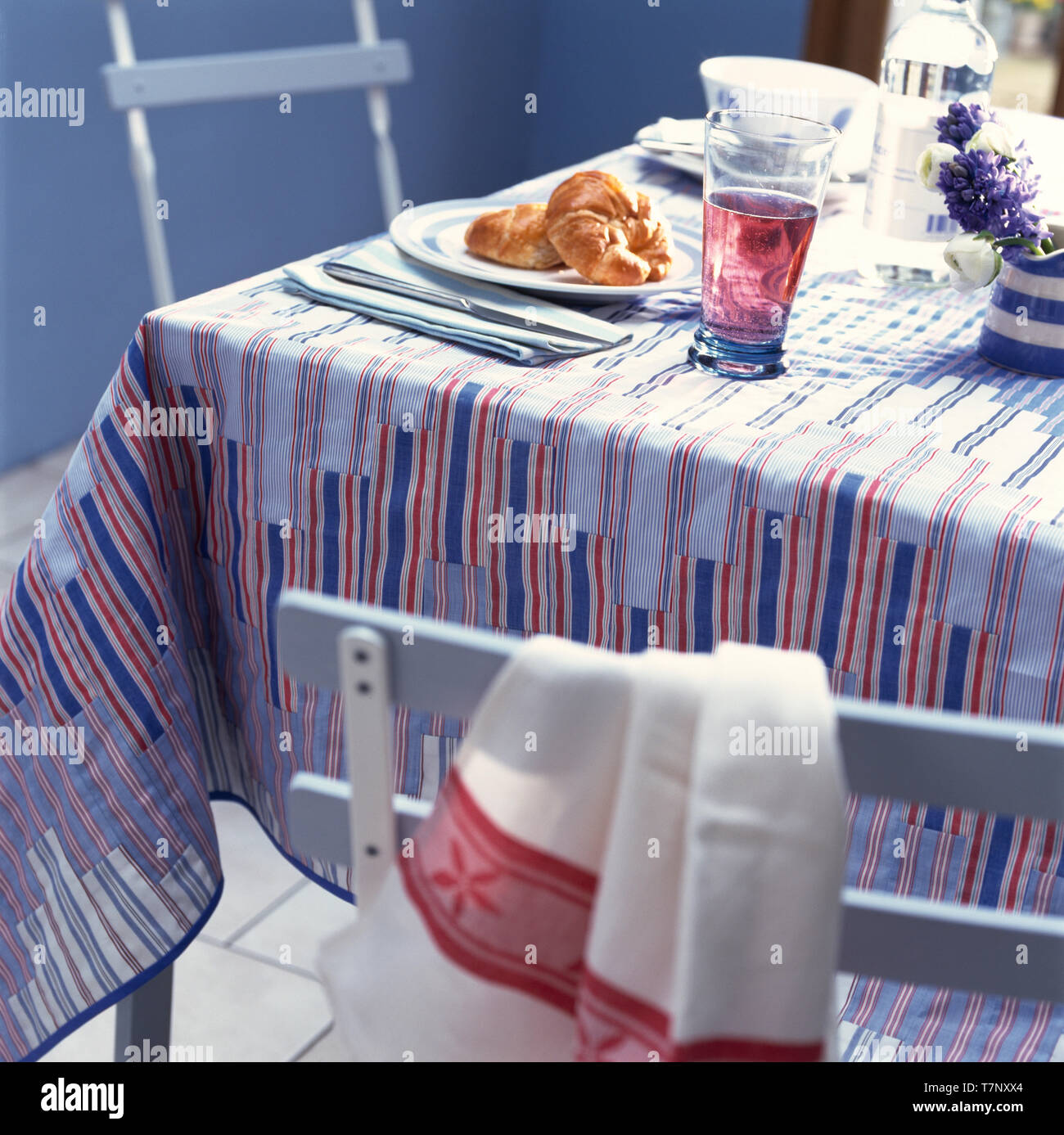 Table de petit-déjeuner croissant Banque D'Images