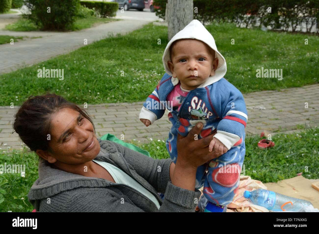 Bebe Garcon Tsigane Albanaise Avec Sa Mere Souriant L Albanie Photo Stock Alamy