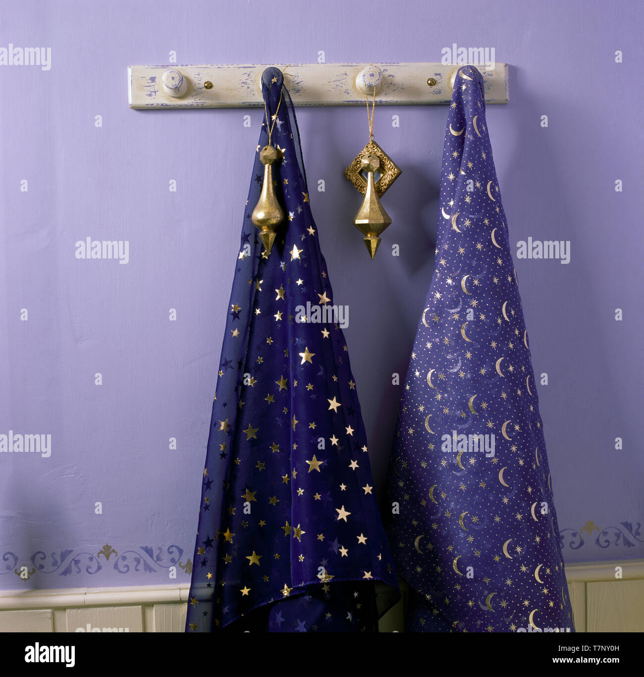 Blue Star et foulards à motifs lune fait maison sur rail peg Photo Stock -  Alamy