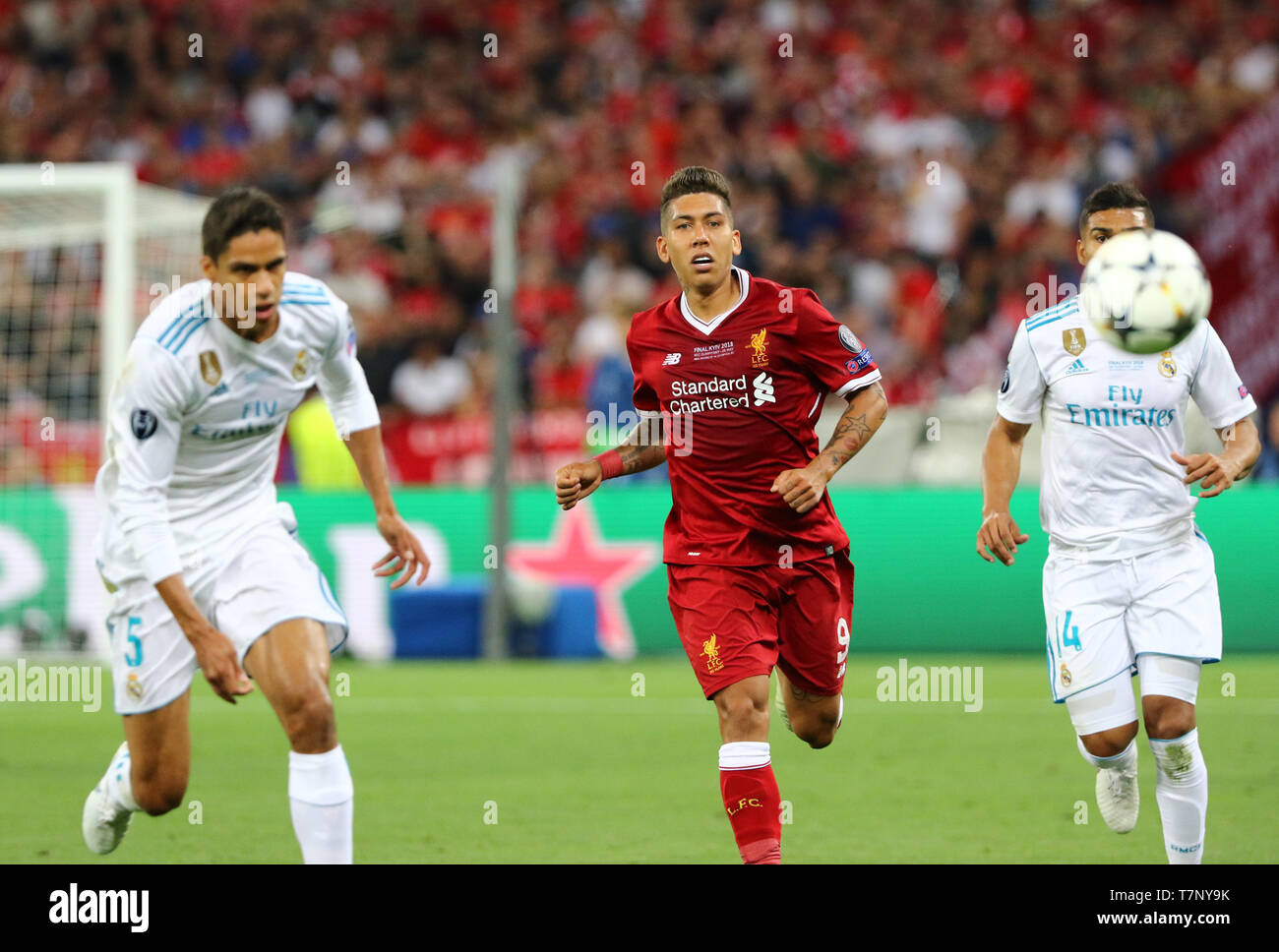 Roberto Firmino de Liverpool (C) s'exécute au cours de la finale de la Ligue des champions de 2018 match contre le Real Madrid Banque D'Images