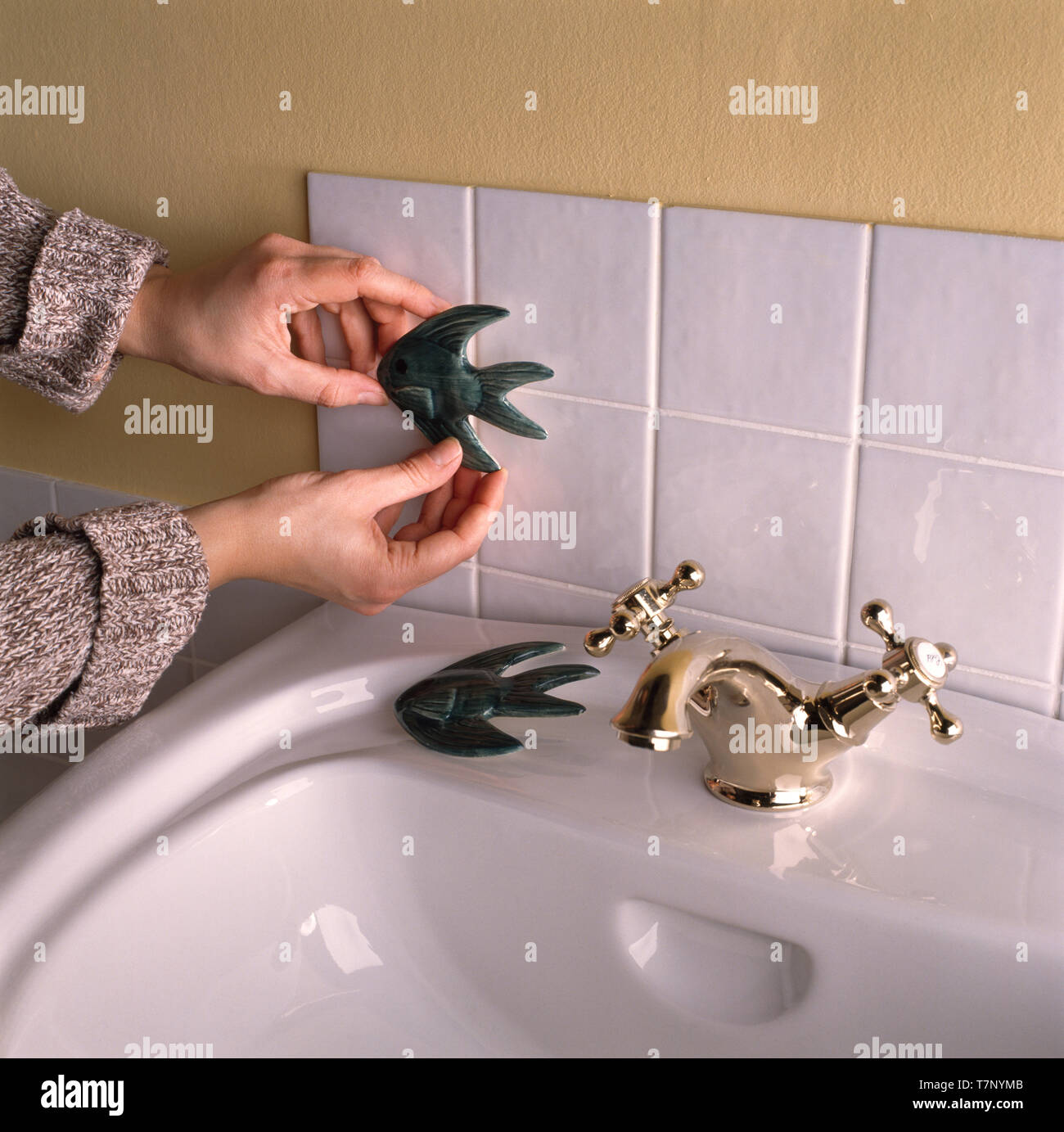 Les mains de poisson en céramique carreaux blanc Banque D'Images