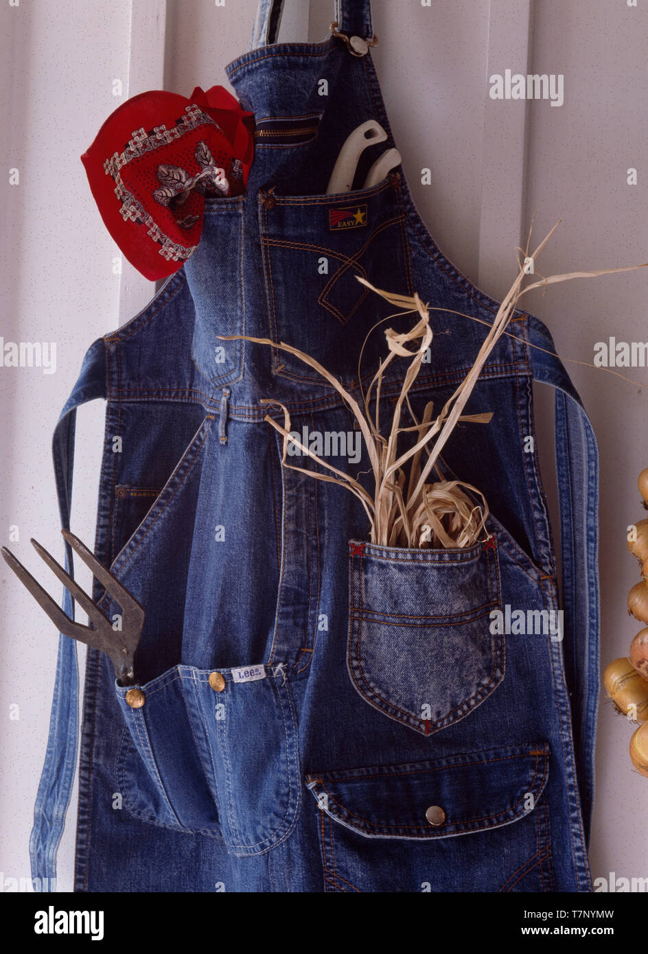 Tablier de jardinage faits à partir de jeans recyclés Photo Stock - Alamy