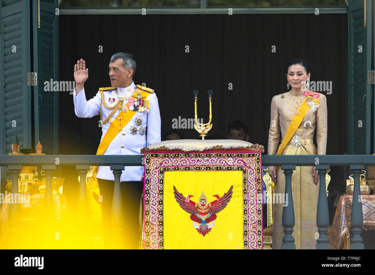 La Thaïlande. 06 mai, 2019. La Thaïlande, qui vient d'être couronné roi Maha Vajiralongkorn et Reine Jadallys sont vus sur le balcon de Suddhaisavarya Prasad Hall du Grand Palais où le roi accorde une audience publique pour recevoir les voeux du peuple : Crédit Seksan Roj/Pacific Press/Alamy Live News Banque D'Images