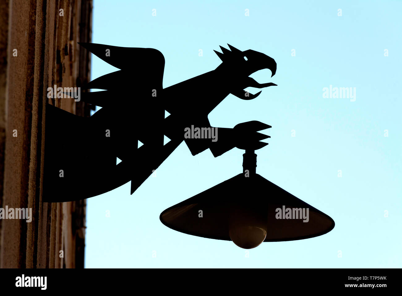 L'éclairage public sous la forme d'un dragon, d'Usson village, Auvergne, France Banque D'Images