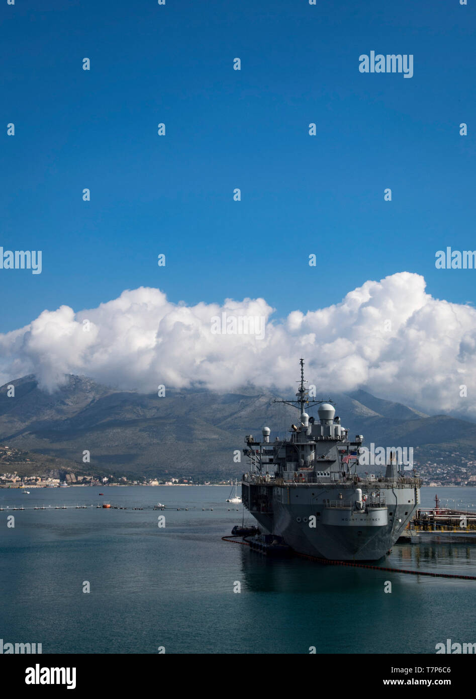190503-N-RG482- GAETA, Italie (3 mai 2019) Carson City est le septième des neuf navires de transport rapide expéditionnaire maritime militaire dans l'inventaire de commande avec une première mission d'assurer le transport rapide de matériel militaire et de personnel dans le théâtre par le biais de ses 20 000 pieds carrés de la baie mission reconfigurable et coin pour 312 passagers. (U.S. Photo par marine Spécialiste de la communication de masse 1re classe Kyle Steckler/libérés) Banque D'Images
