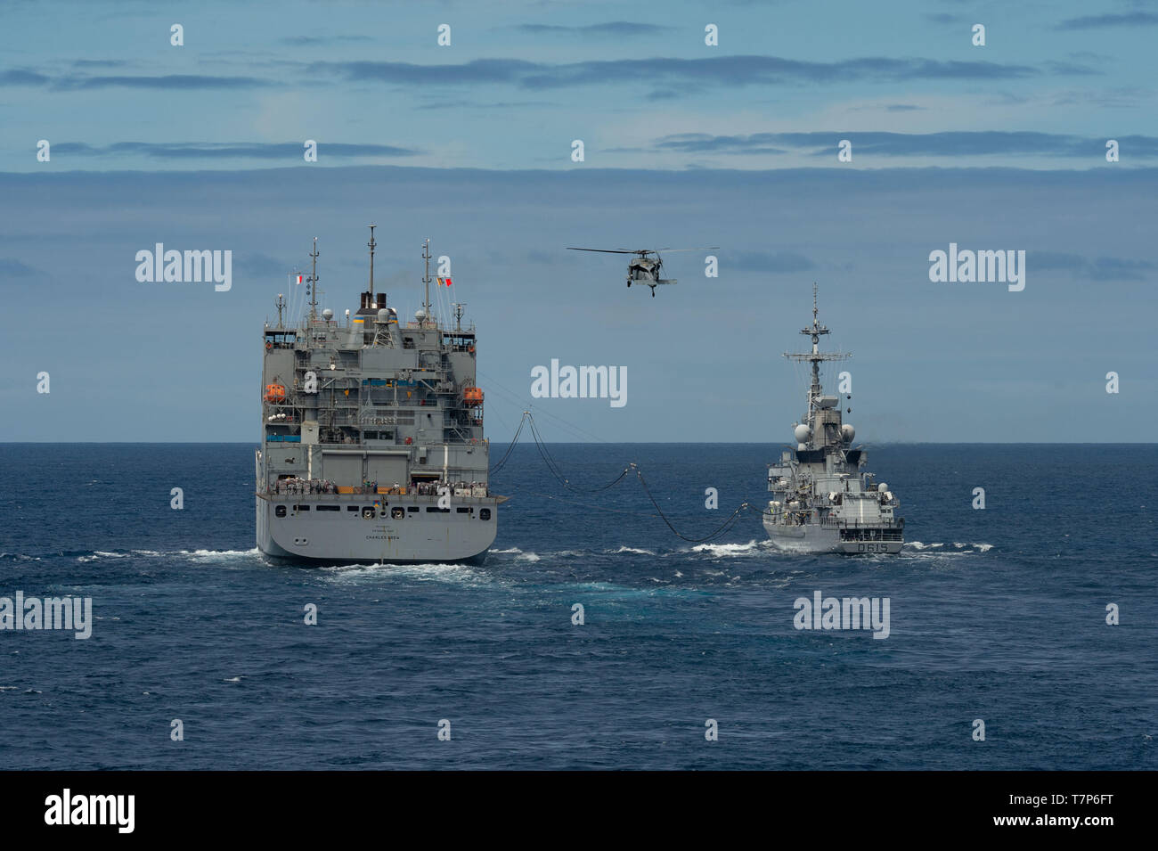La Marine Nationale Française destroyer anti-aérienne FS Jean Bart (D 615), droite, effectue un ravitaillement en mer avec le navire de marchandises sèches et de munitions USNS Charles Drew (T-AKE 10) dans l'océan Atlantique, le 5 mai 2019. Le John C. Stennis (Groupe JCSCSG) est déployée à l'appui des efforts de coopération en matière de sécurité maritime dans la sixième flotte américaine zone de responsabilité. (U.S. Photo par marine Spécialiste de la communication de masse Seaman Jeffery L. Southerland) Banque D'Images
