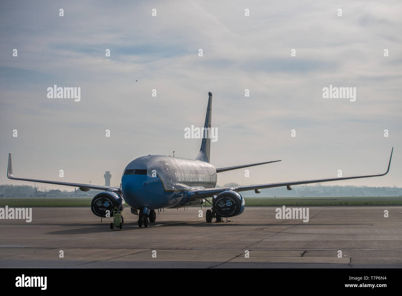 Une 932e Airlift Wing Boeing C-40C se trouve sur la piste, lors d'un matin brumeux à Scott Air Force Base, Texas, le 6 avril 2019. La 932e AW est le seul Air Force Reserve Command wing battant C-40C de la mission de transport aérien à l'appui d'opérations dans le monde. (U.S. Air Force photo Christopher Parr) Banque D'Images