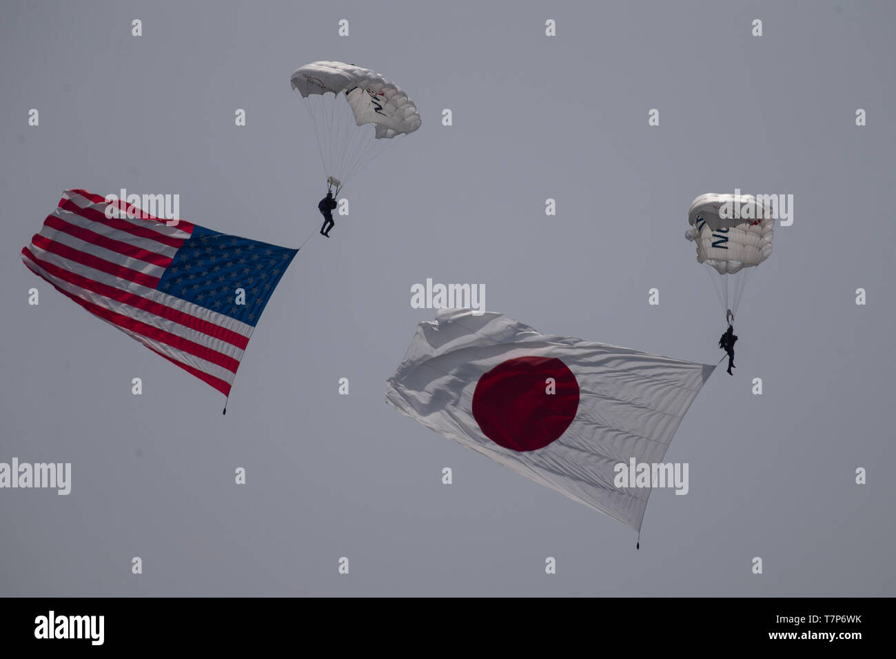 Fastrax effectuez une équipe flag lors de la 43e Japon d'autodéfense maritime - Marine Corps Air Station Iwakuni Journée de l'amitié au MCAS Iwakuni, Japon, le 5 mai 2019. Depuis 1973, MCAS Iwakuni a tenu une seule journée air show conçu pour favoriser des relations positives et d'offrir une expérience passionnante qui affiche le soutien communautaire entre les États-Unis et le Japon. Le spectacle aérien englobe divers affichage statique américains et japonais d'aéronefs, numéros aériens, de nourriture et de divertissement. (U.S. Marine Corps photo par Lance Cpl. Tyler Harmon) Banque D'Images