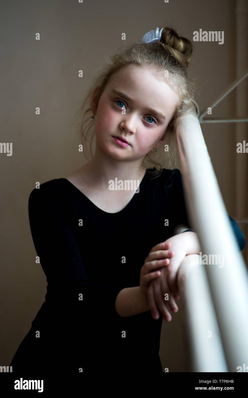 Portrait of a cute little girl in ballet class. Portrait d'une fille aux yeux bleus Banque D'Images