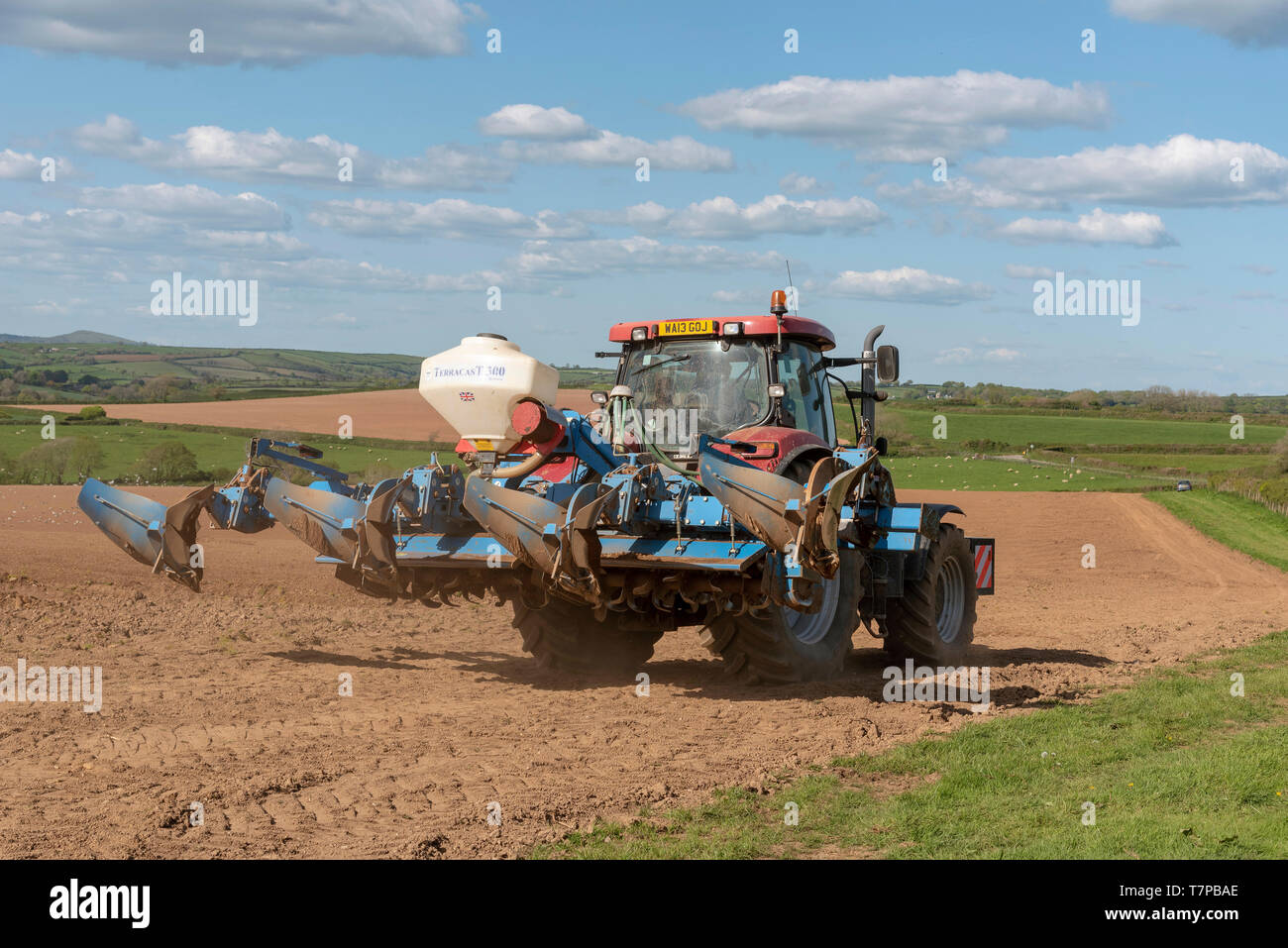 Modbury, South Devon, England, UK. Mai 2019. Un tracteur sur le point de commencer le labour des sillons préparer un champ pour planter les pommes de terre près de Modbury, Dev Banque D'Images