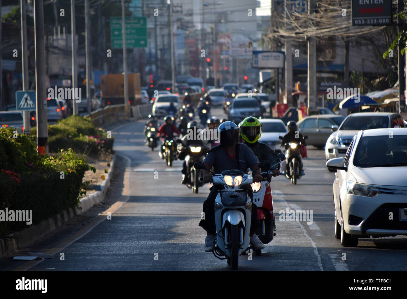 Rue animée à Chaing Mai, Thaïlande. Les motos et scooters en une longue rangée. Banque D'Images