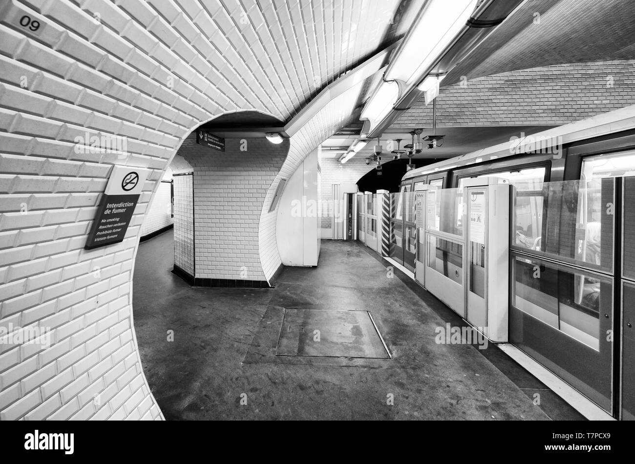 Intérieur de station de métro à Paris. La gare de métro. Banque D'Images