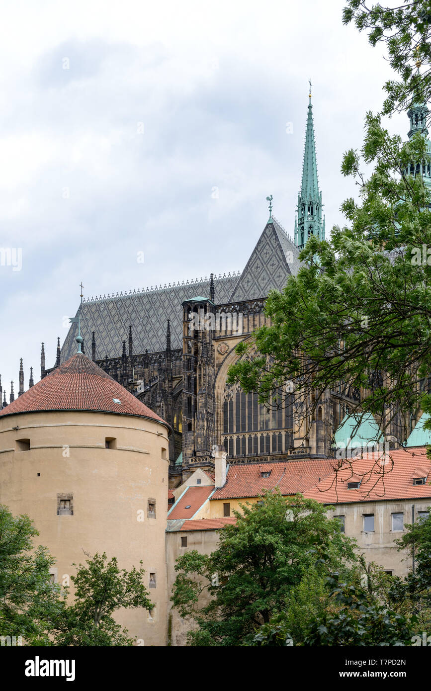 La Cathédrale des Saints Vitus. Une cathédrale catholique romaine à Prague, le siège de l'archevêque de Prague. Situé à l'intérieur de tombes contiennent du Château de Prague Banque D'Images
