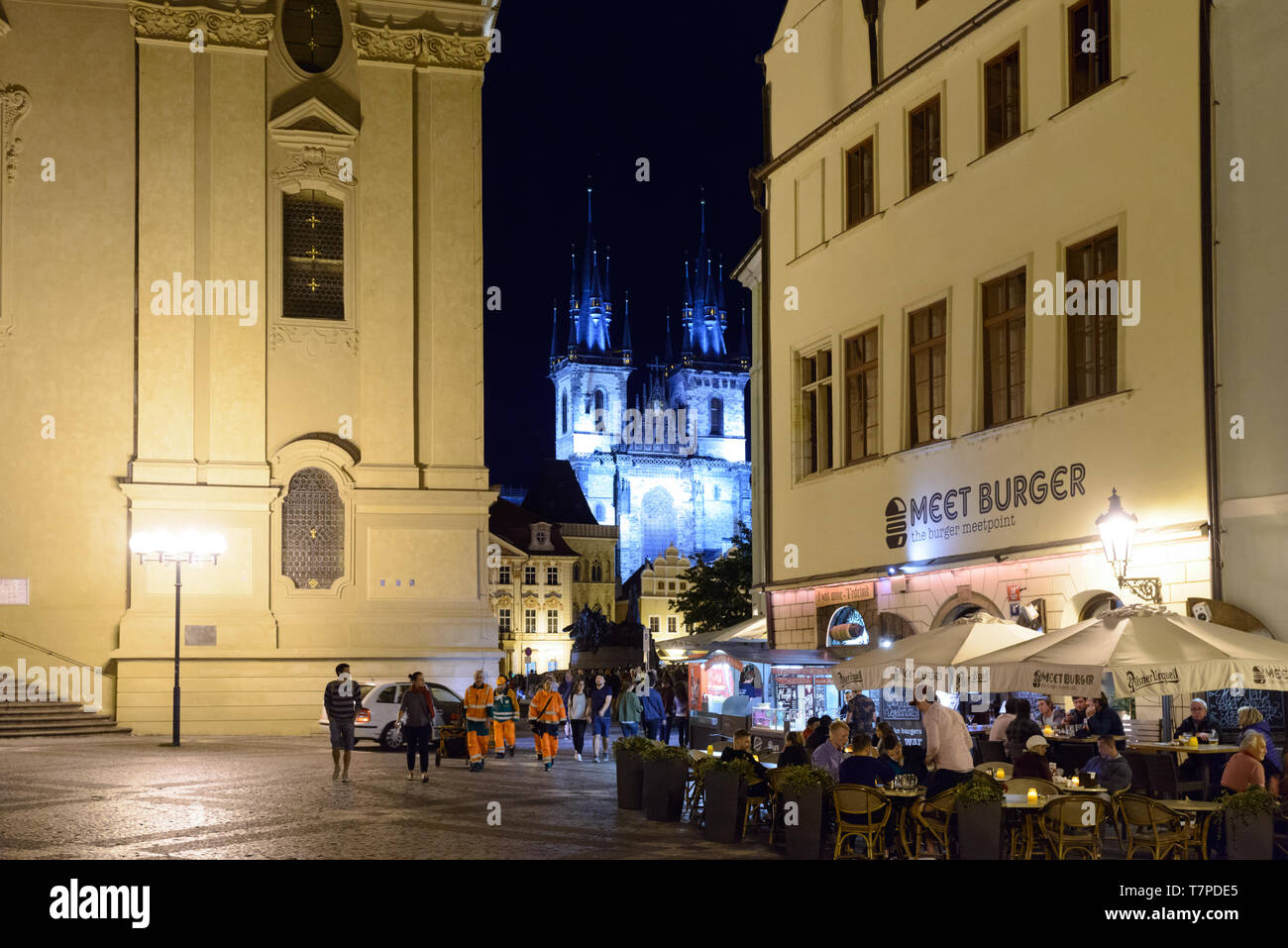 Prague, République tchèque - 25 juillet 2017 : les gens et vie nocturne sur la place de la vieille ville de Prague, avec ses beaux bâtiments de style baroque et la liberté Banque D'Images