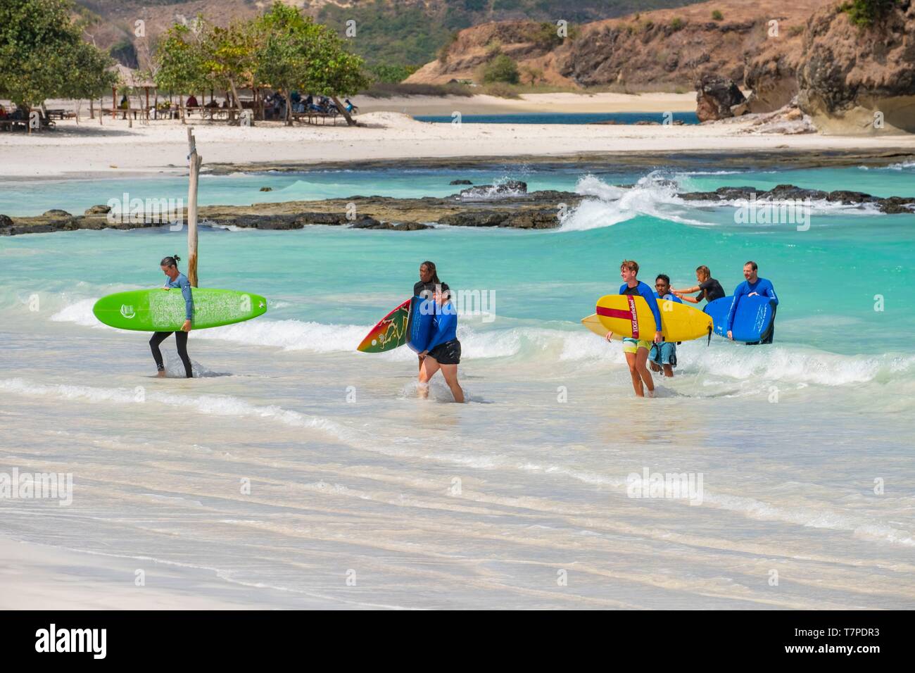 L'Indonésie, Lombok, Kuta, plage de Tanjung Ann, leçons de surf Banque D'Images
