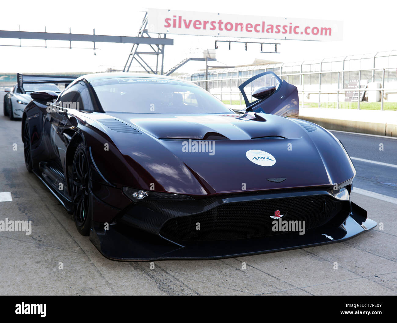 Vue frontale d'un Vulcan 2018 Aston Martin AMR Pro dans la voie des stands lors de la Journée des médias classique Silverstone 2019 Banque D'Images