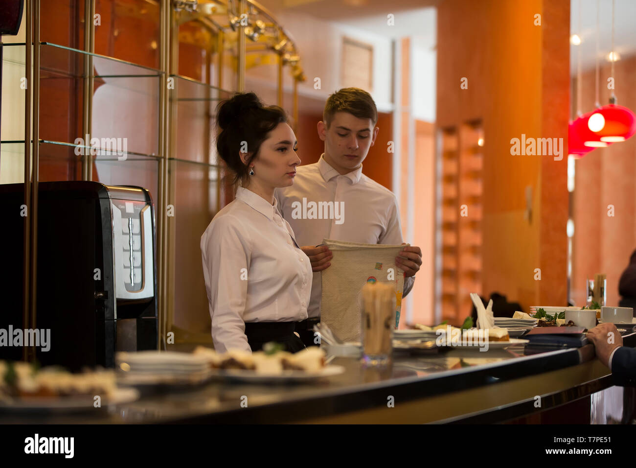 Biélorussie, Minsk, le 27 février 2019. Restaurant de la ville. Food Festival touristique avec un.deux barmans un homme et une femme au comptoir. Travail de serveurs Banque D'Images