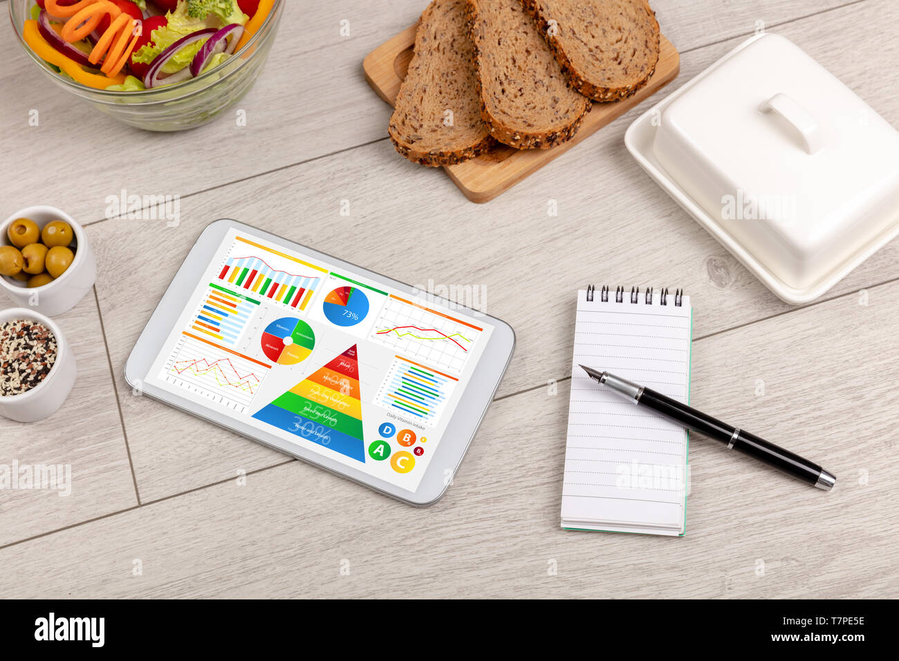 Concept de saine alimentation - close up of tablet avec plusieurs régimes statistiques Banque D'Images