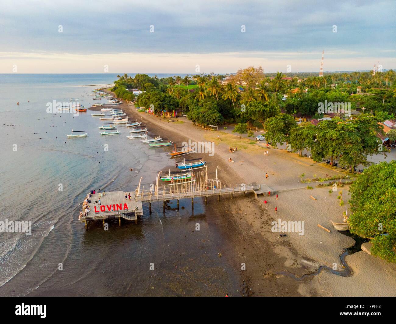 L'Indonésie, au nord de Bali, prahu sur Lovina beach (vue aérienne) Banque D'Images