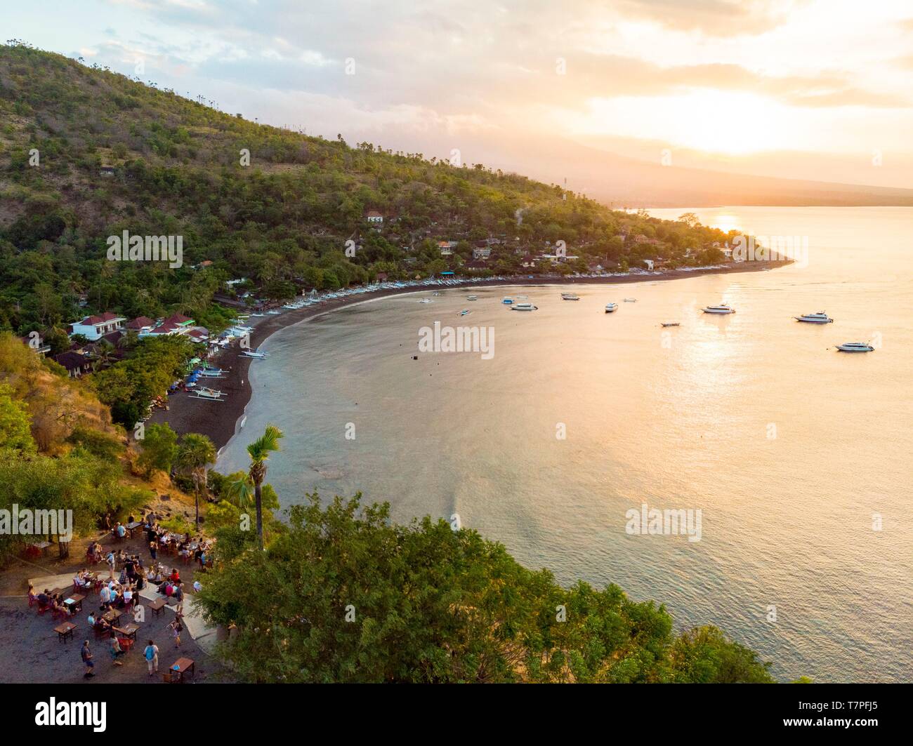 L'Indonésie, à l'Est de Bali, Amed Amlapura, Côte, plage d'Amed, Coucher de  soleil (vue aérienne Photo Stock - Alamy