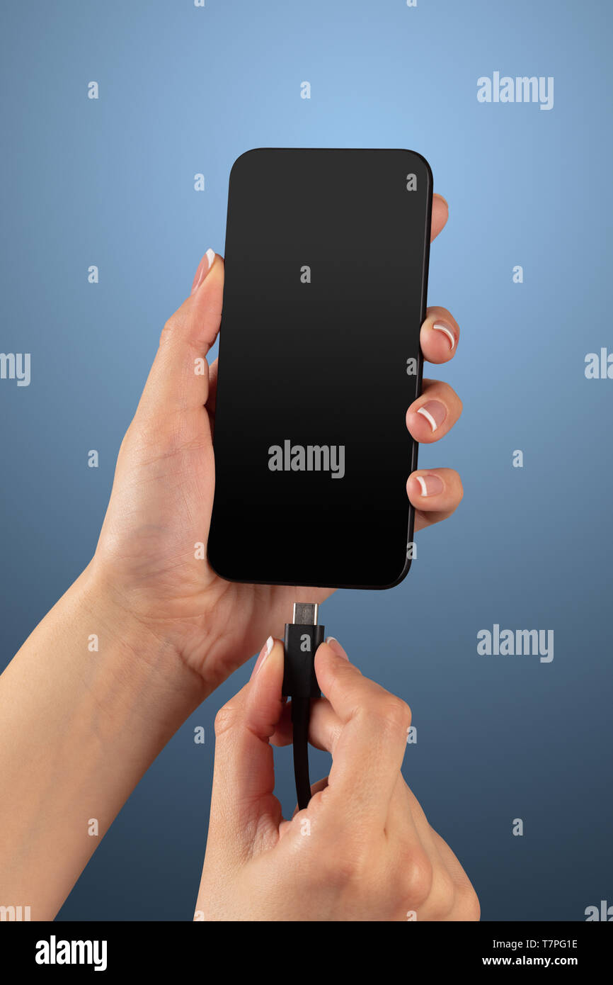 Close-up view of hand smartphone de charge Banque D'Images