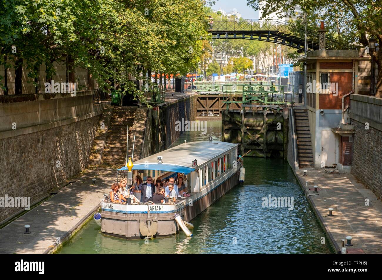 France, Paris, canal Saint Martin, circuit touristique par bateau au passage de l'écluse du bassin de la Villette Banque D'Images
