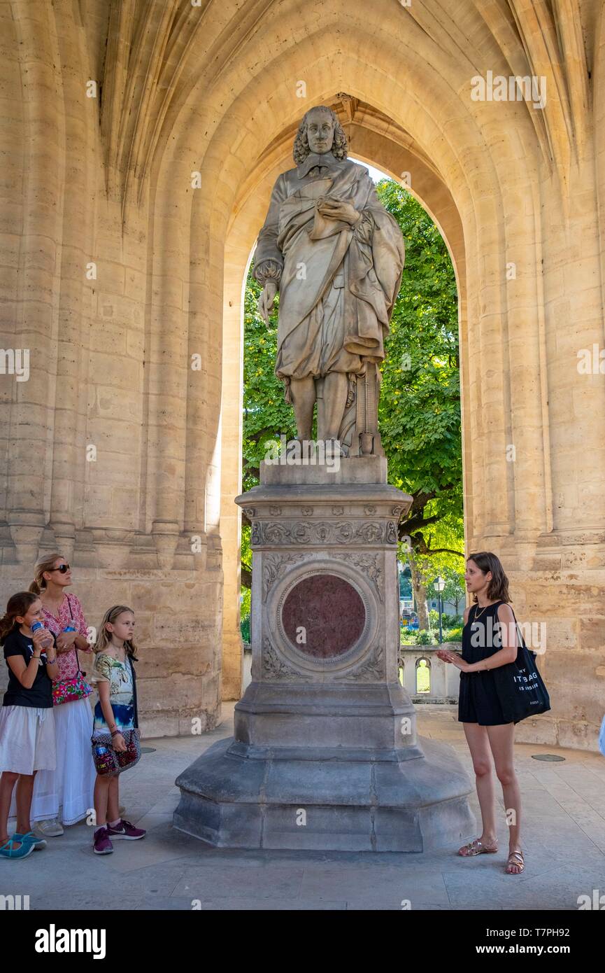 France, Paris, quartier Chatelet, statue de Blaise Pascal au pied de la tour Saint Jacques Banque D'Images