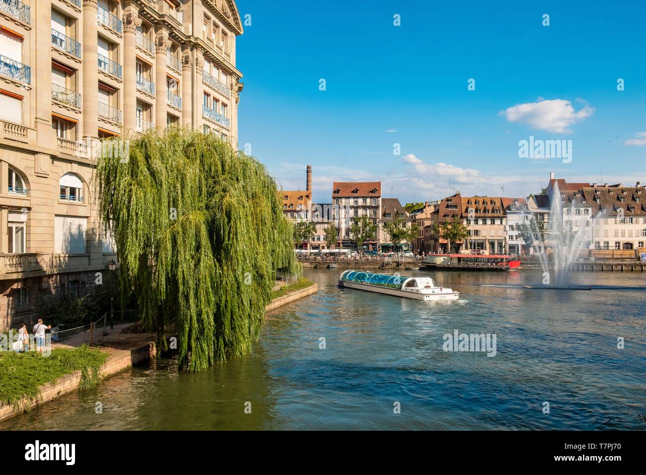 La France, Bas Rhin, Strasbourg, vieille ville classée au Patrimoine Mondial par l'UNESCO, fly bateau sur l'Ill Banque D'Images