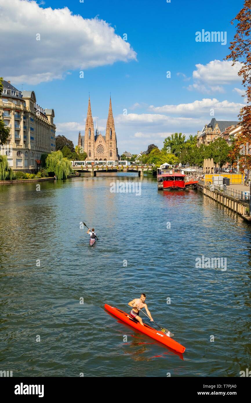 La France, Bas Rhin, Strasbourg, vieille ville classée au Patrimoine Mondial par l'UNESCO, les rives de l'Ill et l'Église Réformée de Saint Paul Banque D'Images