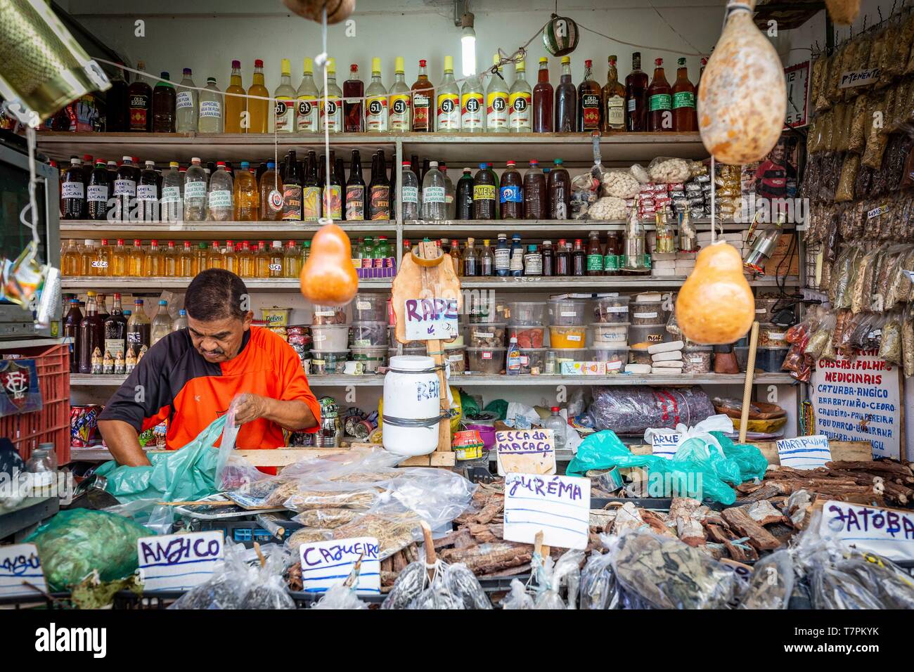 Brésil, Salvador de Bahia, Sao Joaquim juste, dans le district de magasin d'un étal de produits traditionnels, les herbes, les épices et les plantes médicinales Banque D'Images