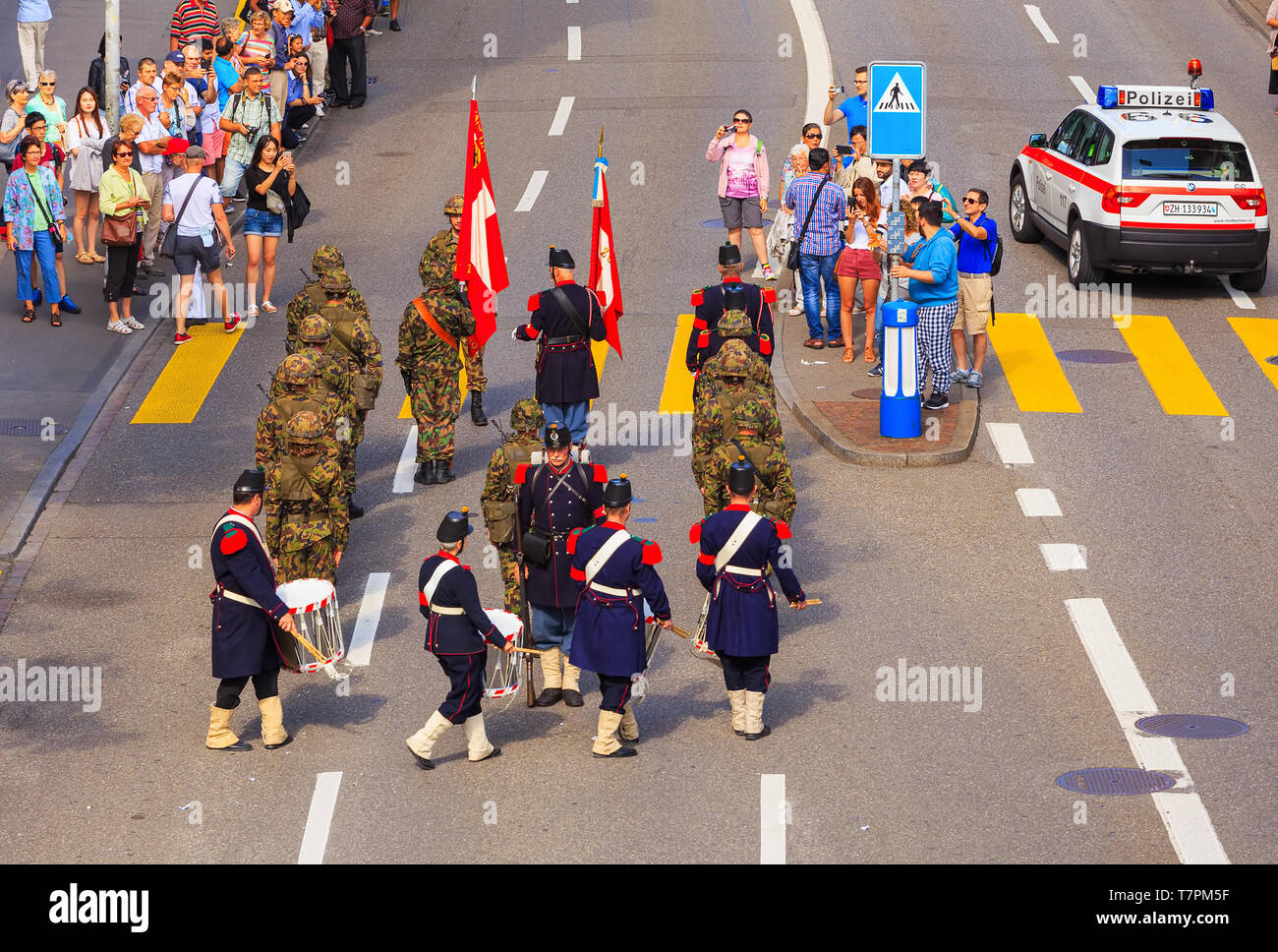 Zurich, Suisse - 1 août 2016 : les participants de la parade consacrée à la Fête nationale suisse sur Uraniastrasse street dans la ville de Zurich. L Banque D'Images