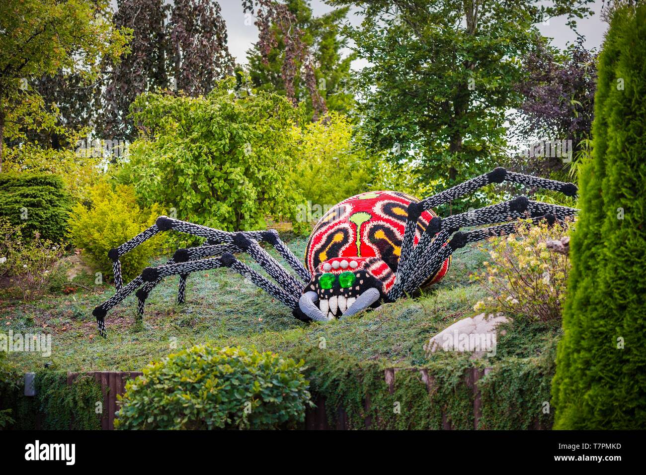 Le Danemark, le Jutland, Billund, Legoland® Billund Legoland Park est la première créée en 1968, près du quartier général de la société Lego® Lego (le terme est dérivé de la jambe danois godt sens joue bien), il est composé des éléments suivants : espaces Miniland, ici une araignée géante sculpture face à la maison hantée dans Legoredo Town, Zone de l'imagination, l'établissement Knights' Kingdom, DUPLO Land, Land Pirate, LEGO City, Dino Island, Fun Town, Aventure Land, Lego X -Treme, trafic, Royaume des pharaons, terre des Vikings, Banque D'Images