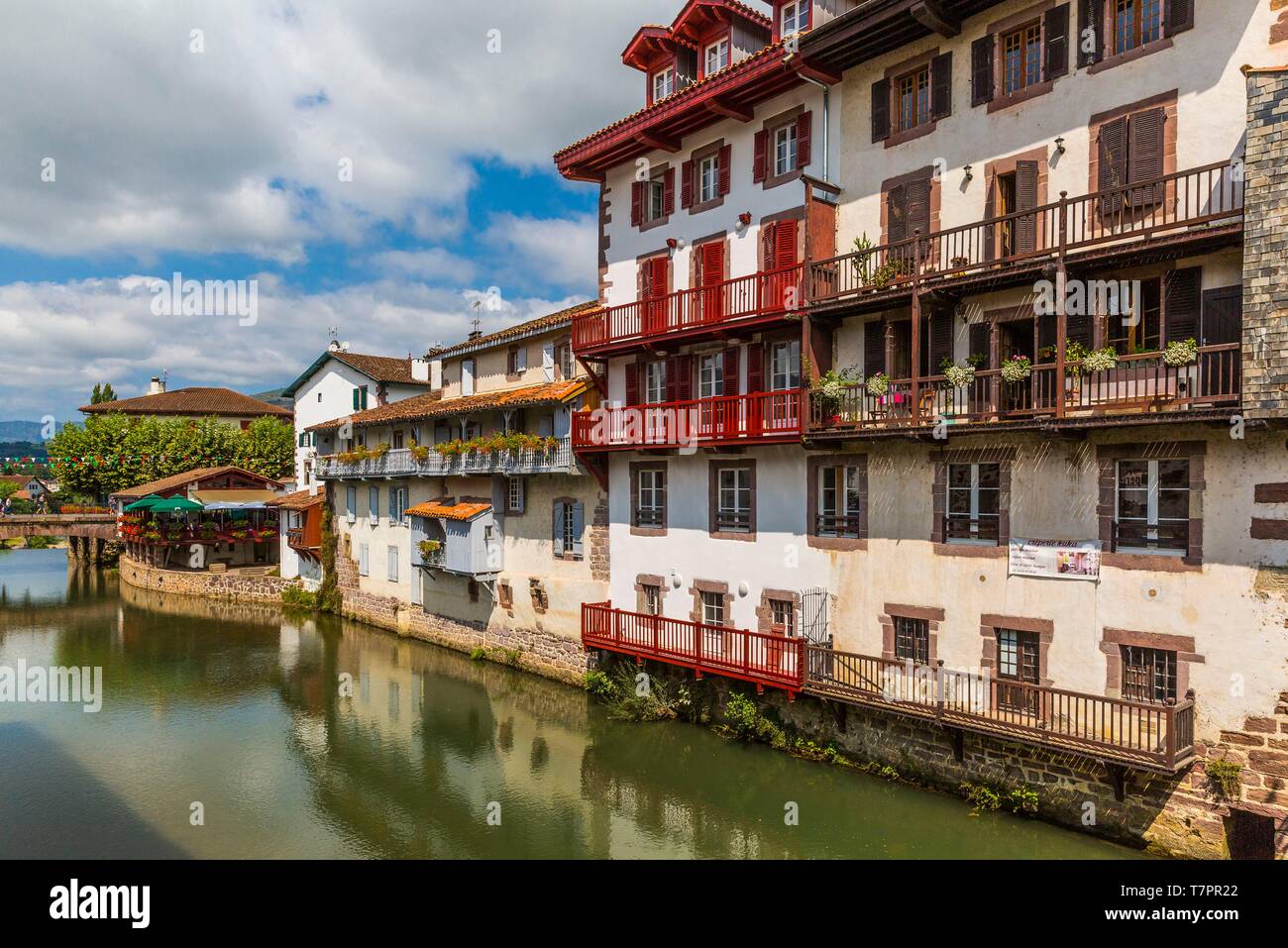 France, Pyrénées Atlantiques, pays Bask, Saint Jean Pied de Port, Chambre le long de la rivière Nive Banque D'Images