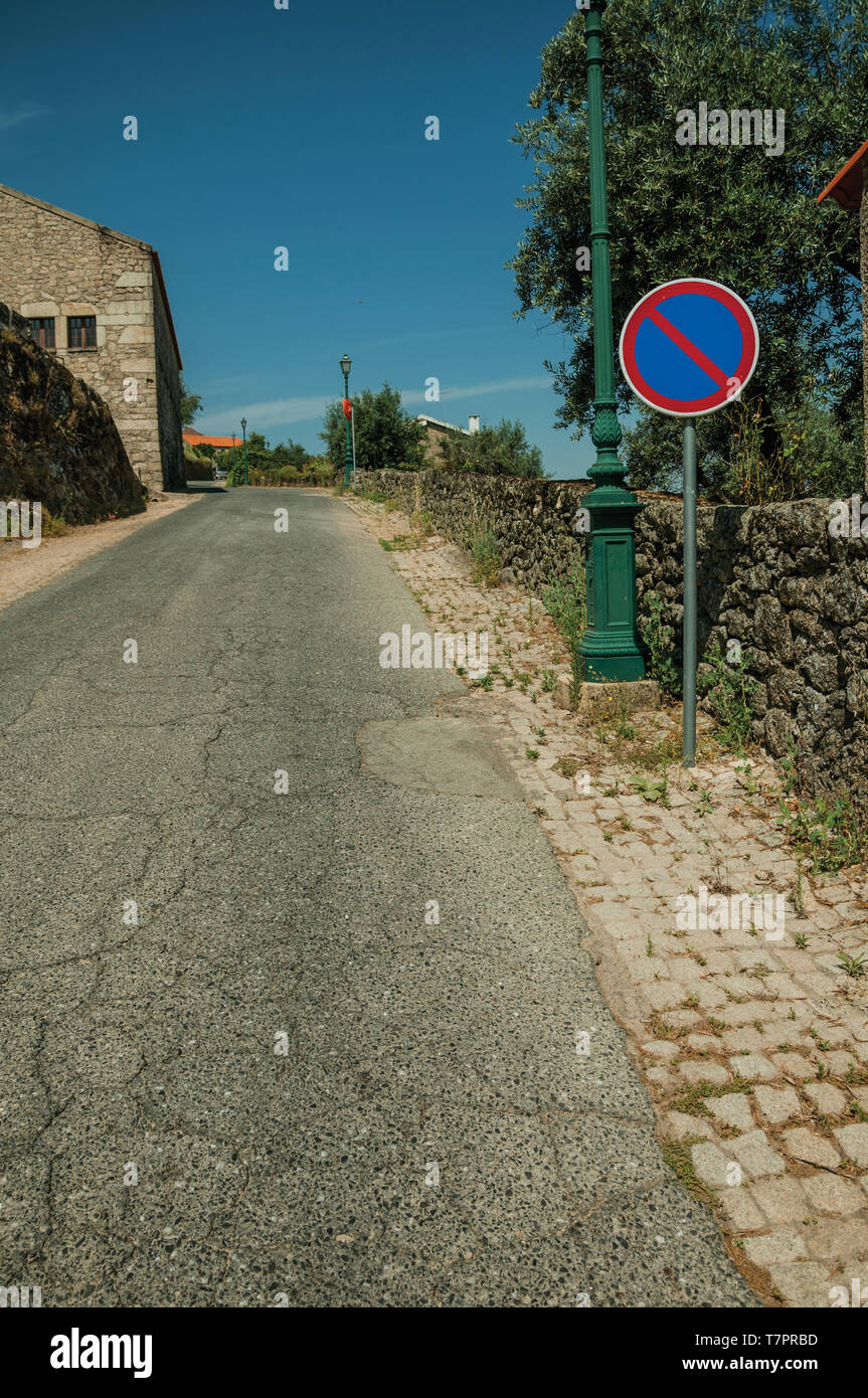 Route sur pente avec lampadaire et aucun signe de la circulation, stationnement dans une journée ensoleillée de Monsanto. Un mignon et curieux village historique du Portugal. Banque D'Images