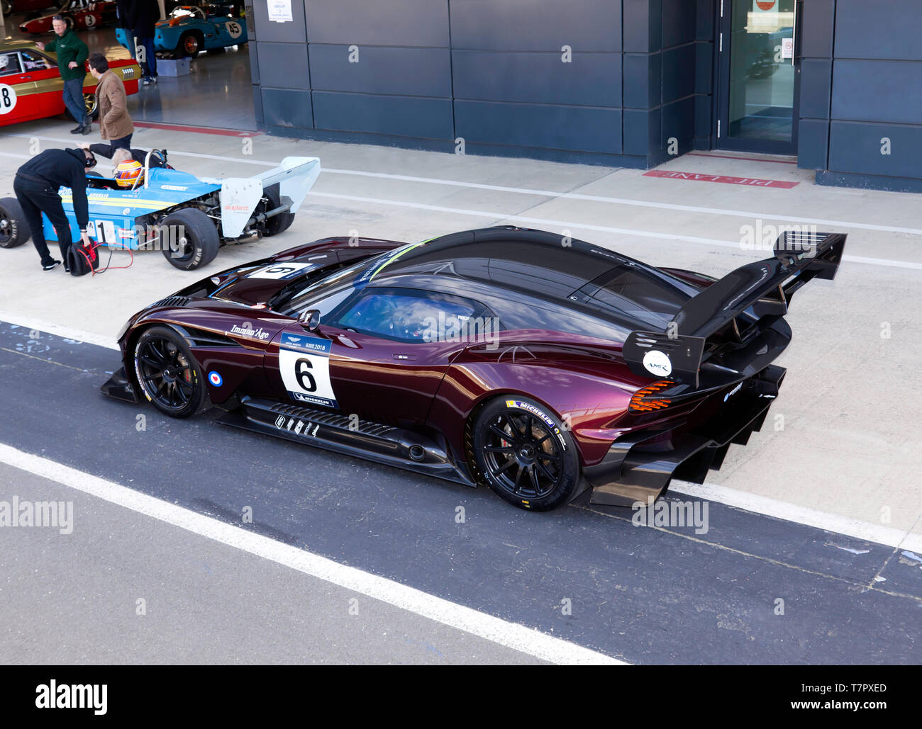 Vue latérale d'un Vulcan 2018 Aston Martin AMR Pro dans la voie des stands lors de la Journée des médias classique Silverstone 2019 Banque D'Images