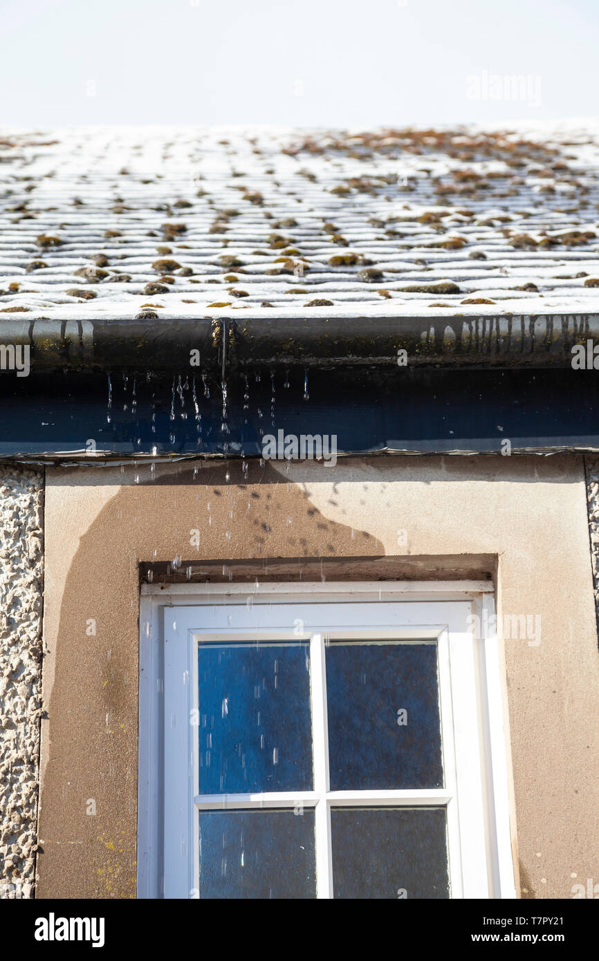 Close up d'une gouttière de toit qui coule Banque D'Images